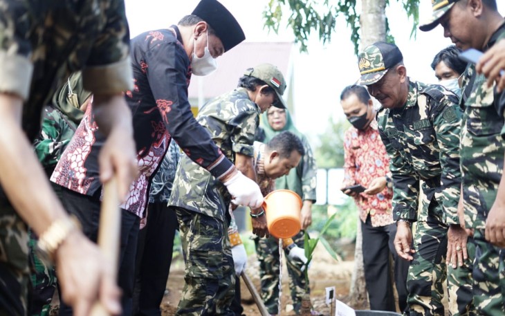 Wagub Bengkulu Rosjonsyah bersama PPM saat melaksanakan penanaman 1000 buah batang pohon di SMK 2 dan SMA 3 Bengkulu Tengah, Kamis (21/7).