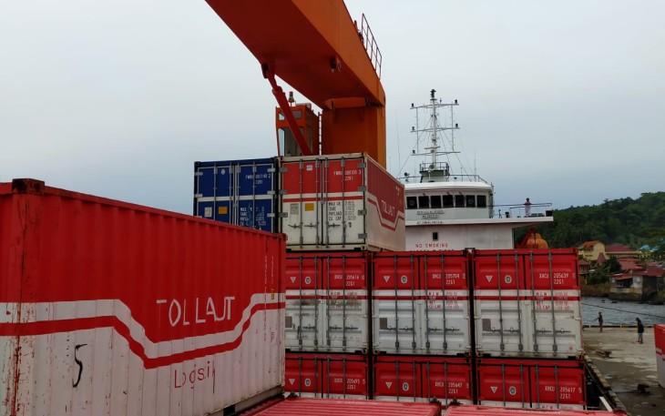 Tol Laut Muat Minyak Goreng Murah saat Tiba di Pelabuhan Merauke