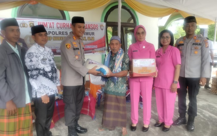 Kapolres Oku Timur, AKBP Nuryono,S.H.,S.I.K.,M.M., saat memberi bansos ke salah satu warga.