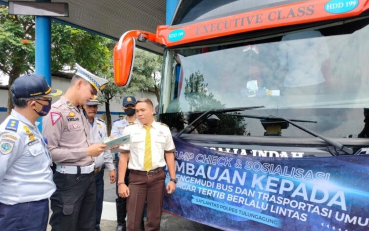 Dishub Tulungagung saat Gandeng Polisi Gelar Ramp Check Jelang Libur Nataru