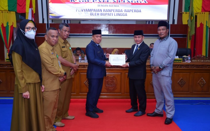 DPRD Kabupaten Lingga saat Rapat Paripurna dengan agenda Penyampaian atau Penjelasan Ranperda sekaligus mendengar tanggapan Fraksi-fraksi DPRD terhadap Ranperda yang diajukan oleh Pemkab Lingga, Senin (13/06/2022).