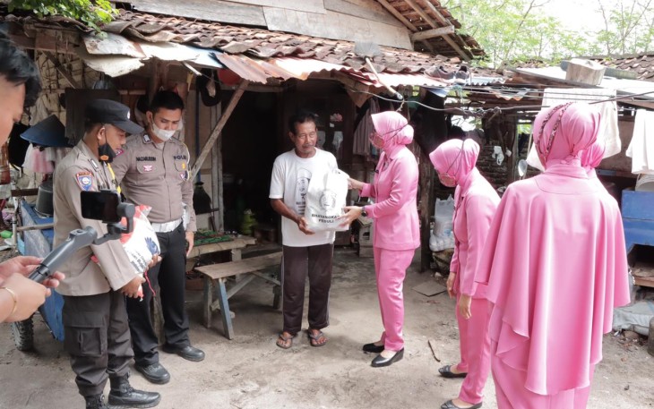 Bhayangkari Polres Kaur saat Salurkan Bansos Untuk Warga Kurang Mampu