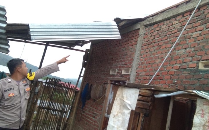 Bhabinkamtibmas Polsek Lebong Utara saat Cek Kerusakan Rumah Warga Korban Puting Beliung