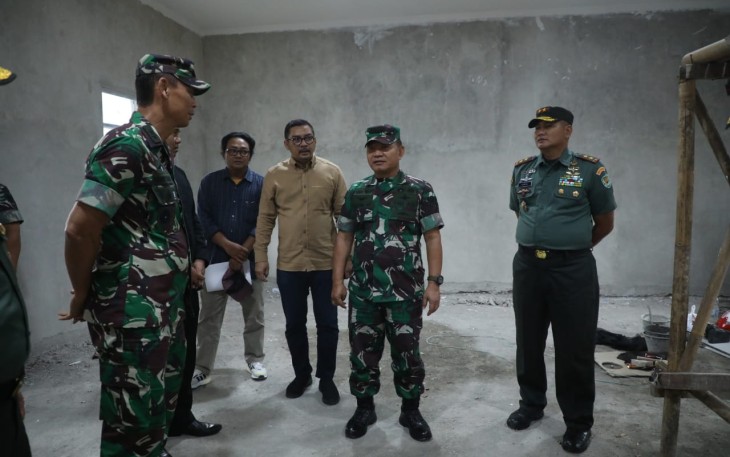 Kasad saat Tinjau Progres Pembangunan Masjid Abdurahman di SMP Kartika XIX-I  Bandung