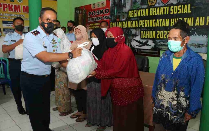 Danlanud Abd Saleh Berikan Tali Asih Bansos Masyarakat di Tiga Desa Penyangga