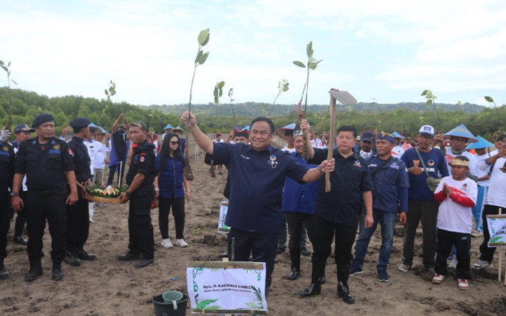 DPW NasDem Jawa Timur saat melakukan Kenduri (Kendalikan, Lindungi, dan Lestarikan) Bahari dengan menanam ribuan pohon mangrove di Desa Kedungasri, Kecamatan Tegaldlimo, Kabupaten Banyuwangi, Minggu (28/8).
