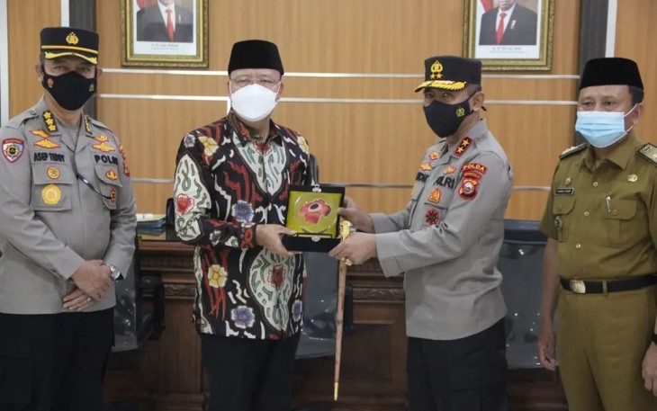 Gubernur Bengkulu Rohidin Mersyah didampingi Sekda Provinsi Bengkulu Hamka Sabri, Asisten I Setda Provinsi Bengkulu, Kaban Kesbangpol dan Kasatpol PP Provinsi Bengkulu, terima kunjungan Silaturahmi Kapolda Bengkulu Irjen Pol. Agung Wicaksono