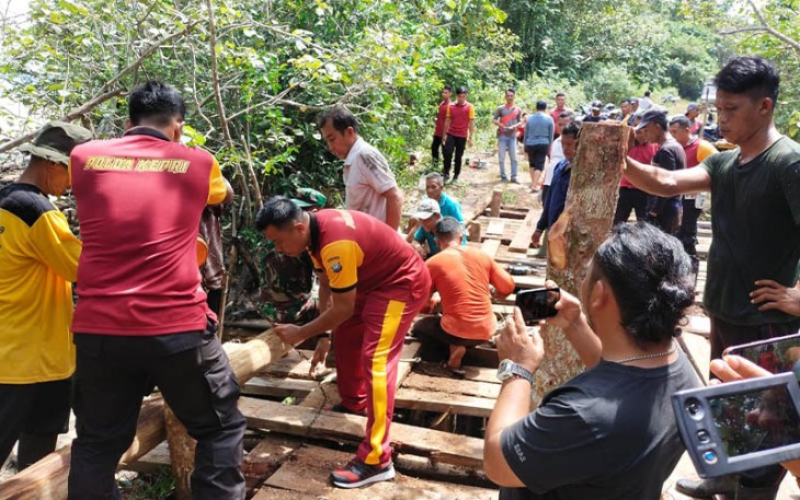 Kapolres Lingga saat Turun Langsung Bantu Warga Perbaiki Jembatan