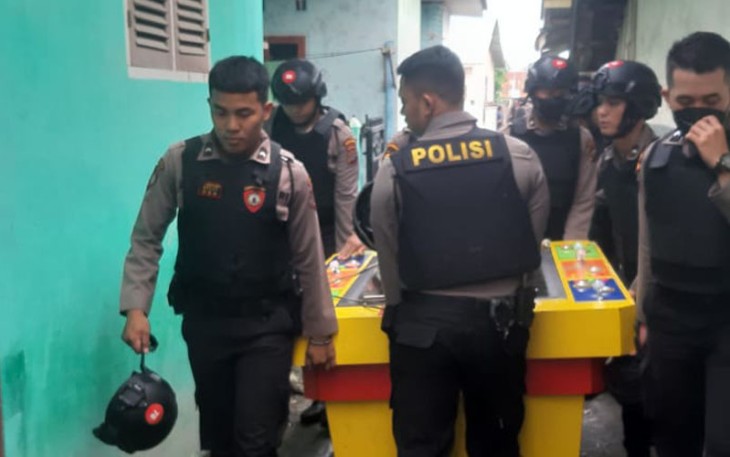 Polisi saat amankan mesin judi