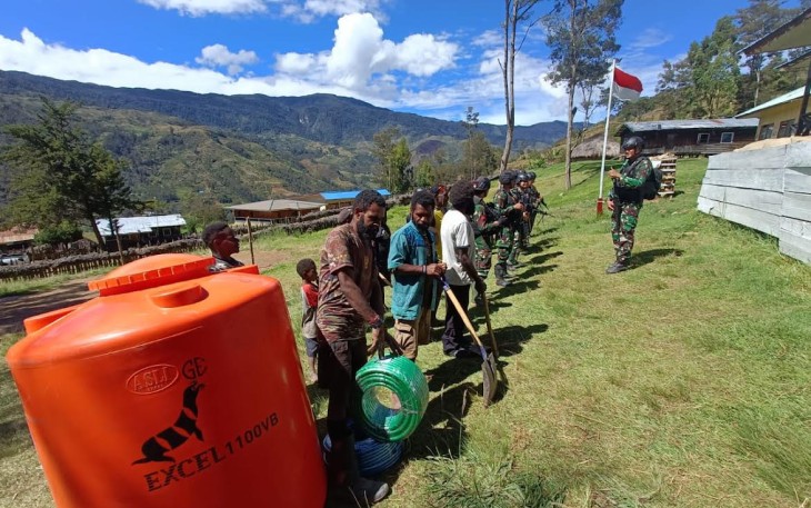 Satgas Yonif Mekanis 203/AK saat Atasi Kesulitan Warga Dapatkan Air Bersih
