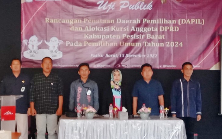 KPU Pesibar saat Gelar Rapat Uji Publik Rancangan Dapil Anggota DPRD 
