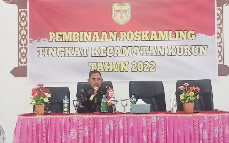 Babinsa saat Berikan Materi Pembinaan Pos Kamling Kepada Warga Binaannya 