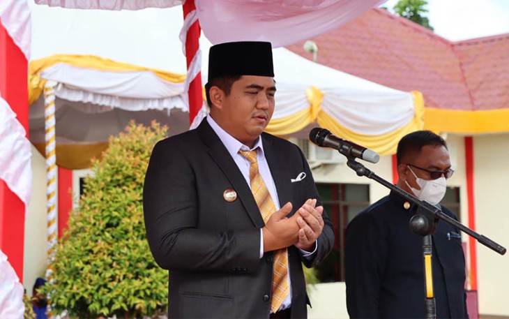 Bupati Bintan Roby Kurniawan, S.P.W.K., saat memimpin Apel Gelar Pasukan Operasi Lilin Seligi Tahun 2022 di Halaman Upacara Mapolres Bintan,Senin(22/12/2022).