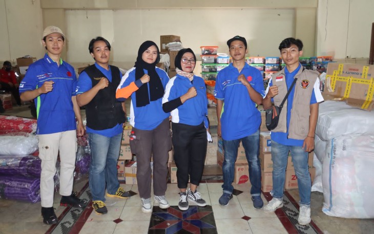 Memasuki hari kedelapan, sejumlah relawan yang juga sebagai penyintas gempa, tetap bersemangat membantu warga terdampak gempa Cianjur.