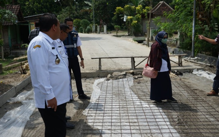 Bupati Blora Arief Rohman sidak pembangunan jalan kabupaten yang anggarannya dari Bankeu kabupaten Bojonegoro.