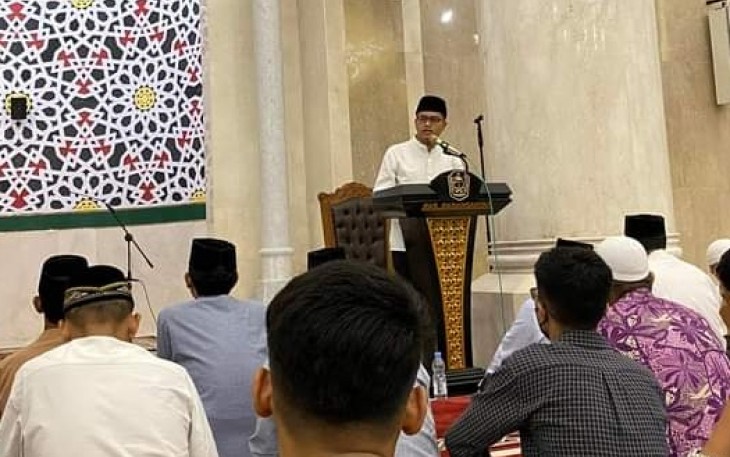 Ketua Forgimala  Kabupaten Karanganyar, Ilyas Akbar Almadani atau Gus Ilyas, saat memberikan kultum di Masjid Agung Madaniyah.