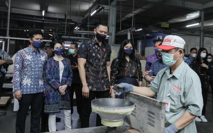 AHY saat melihat proses produksi Maspion