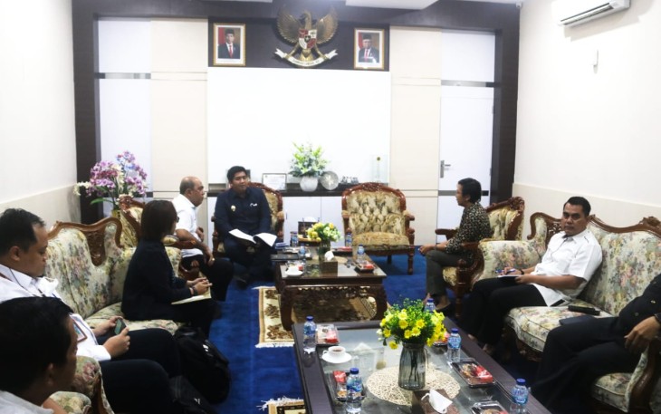 Plt Bupati Bintan Roby Kurniawan saat melalukan dialog bersama PBC (Politeknik Bintan Cakrawala), Rabu (27/07) di Ruang Pertemuan Kantor Bupati Bintan.