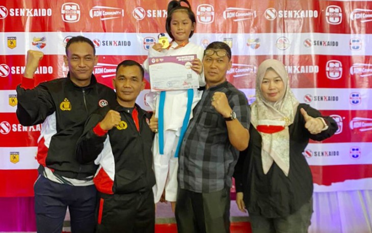 Atlet Inkanas Pengda Bengkulu saat terima medali emas