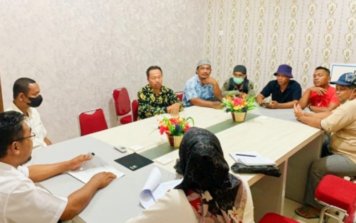 Kepala Desa Sebong Lagoi Mazlan saat berkoordinasi langsung dengan RT/RW setempat