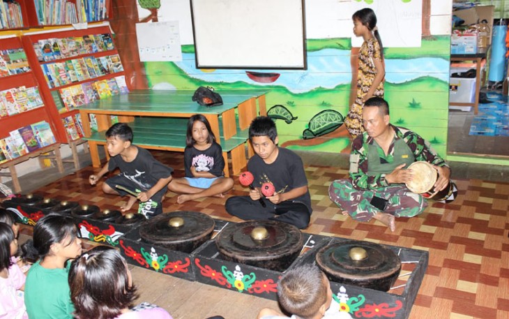 Anggota Satgas TMMD Kodim 1016/Palangka Raya saat Latih Anak-Anak Musik Tradisional Dayak 