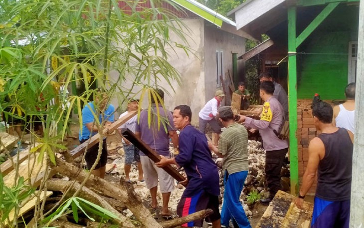 Bhabinkamtibmas bersama Warga saat Gotong Royong Bersihkan Bekas Kebakaran Rumah di Pondok Suguh