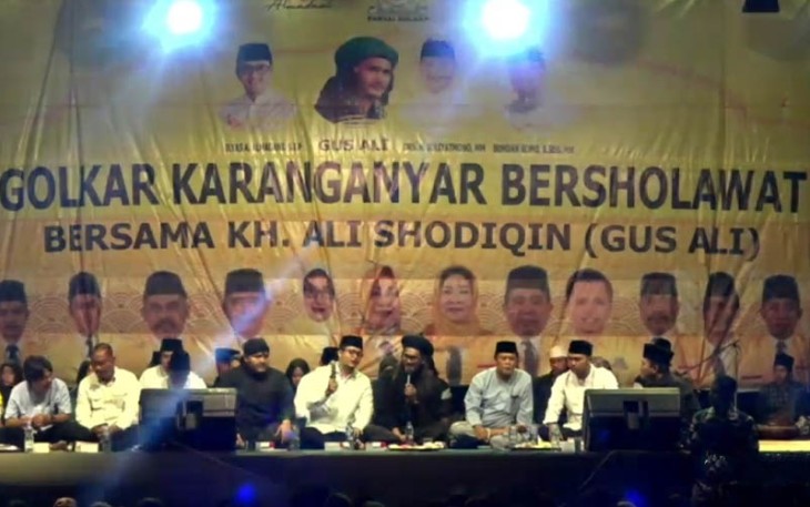 Acara Golkar Karanganyar Bersholawat bersama KH Ali Shodiqin (Gus Ali), di Alun - Alun Malanggaten, Kecamatan Kebakkramat, Kabupaten Karanganyar, Sabtu (10/1/2022) malam.