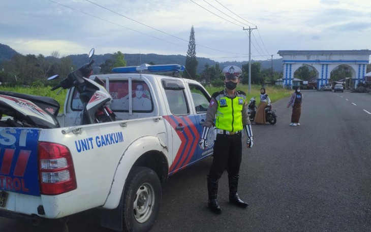 Anggota Satlantas Polres Kepahiang saat siaga di salah satu titik rawan balap liar, Minggu (20/03) kemarin.