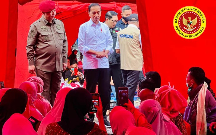 Presiden Joko Widodo saat mengunjungi korban gempa Cianjur di Posko Bantuan yang didirikan oleh BIN 