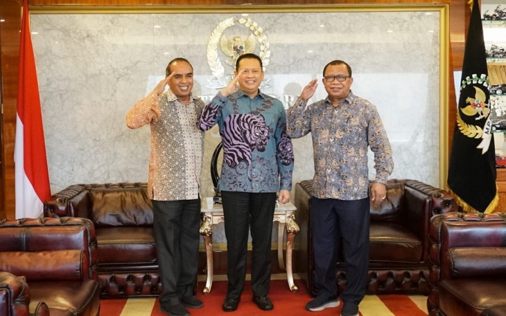  Bamsoet saat menerima Jajaran Rektorat Universitas Pattimura, di Ruang Kerja Ketua MPR RI, di Jakarta, Selasa (20/9/22).