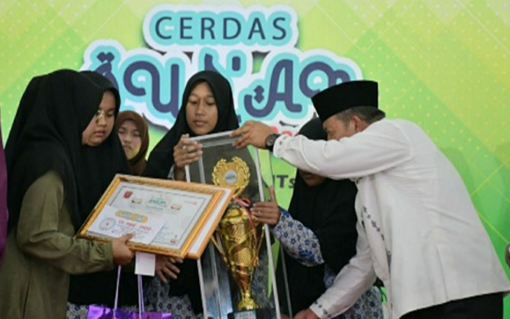 Bupati Agam DR. Andri Warman menyerahkan hadiah pada pemenang Cerdas Qur’an tingkat Kabupaten Agam.