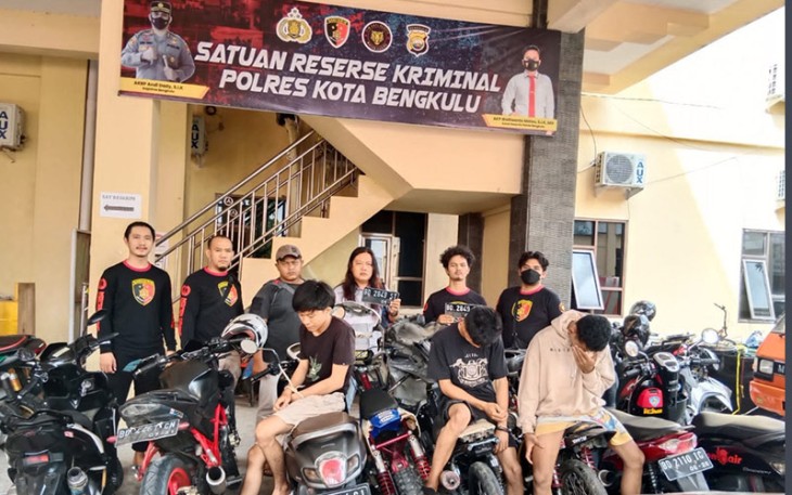 Ketiga Tersangka diatas motor dan barang bukti sebanyak 9 motor saat diamankan petugas.