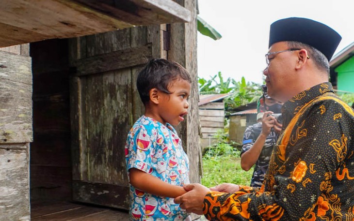Gubernur Bengkulu Rohidin Mersyah saat sapa seorang anak di Pulau Enggano.