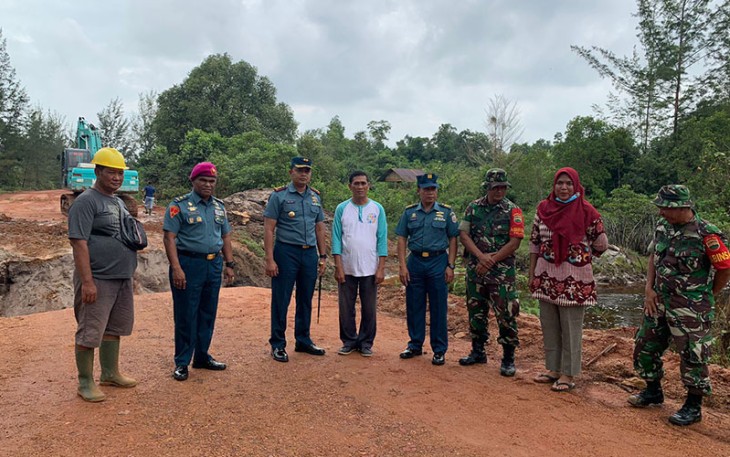  Saat peninjauan jalan terputus akibat cuaca ekstrim di kawasan Todak, Desa Persiapan Kebun Nyiur, Kecamatan Singkep, Kabupaten Lingga, Kamis (30/6/2022)
