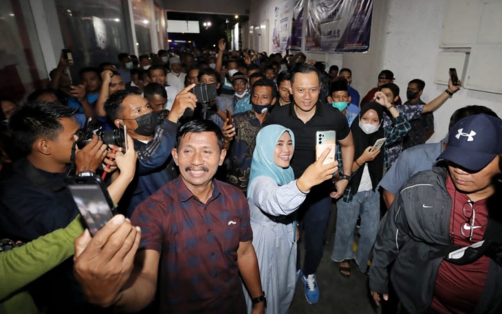 Pimpinan Partai Demokrat dan para wakil rakyat asal Partai Demokrat dari seluruh pelosok Indonesia saat berswafoto