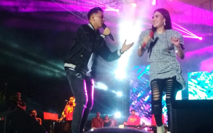 Duet Nella Kharisma dan Dorry Harsa dalam acara konser musik Gebyar Merah Putih di Alun-Alun Karanganyar, pada Jumat (19/8/2022) malam.