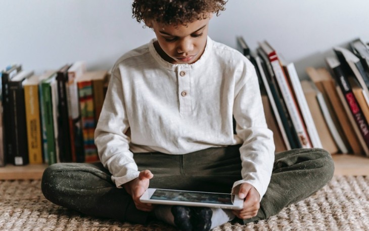 Foto ilustrasi anak bermain gadget. Sumber: Pexels.com