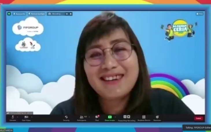 Human Capital (HC), General Support (GS) & Corporate Communication Director Esther Sri Harjati saat opening speech ceremony Selebrasi Give Away Beasiswa Ceria 2021 FIFGROUP yang digelar pada Sabtu, 15 Januari 2022