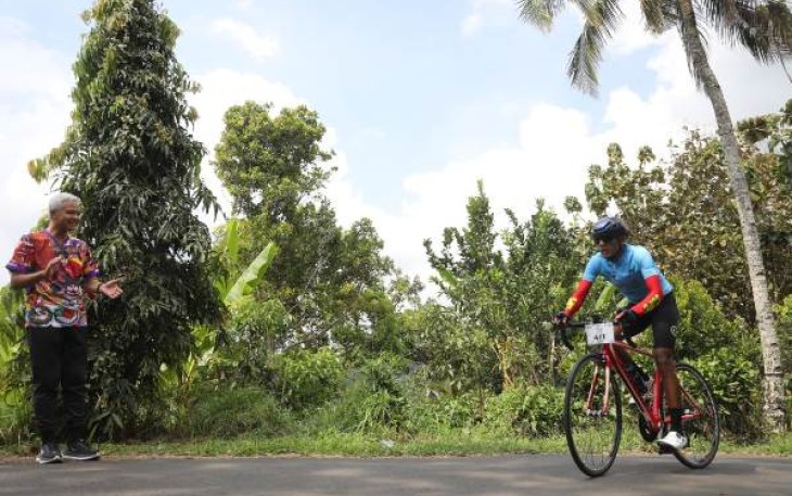 Gubernur Jateng saat memberikan semangat kepada peserta gowes