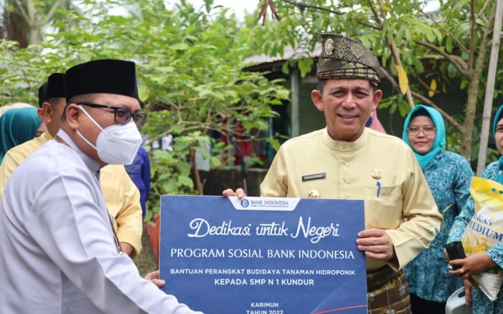 Gubernur Ansar saat berikan bantuan perangkat budidaya tanaman hidrogen Program Sosial Bank Indonesia secara simbolis.