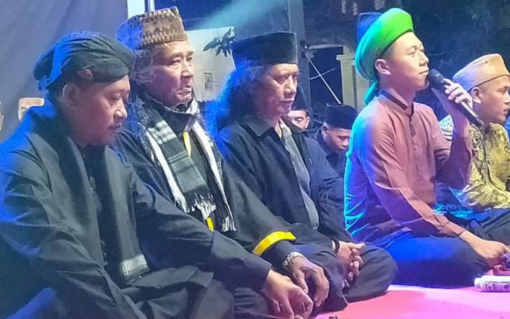 Gus Yusuf Pondok Lirboyo, calon ketua umum pimpinan pusat (PP) Pagar Nusa masa bakti 2022-2025 (peci hitam), saat menghadiri kegiatan Ijazah Kubro dalam rangka Haul Pendiri dan Guru Besar Pencak Silat NU Pagar Nusa, Gus Malik, di Padepokan Pagar Nusa Cabang Trenggalek, Desa Kerjo, Kecamatan Karangan, Kabupaten Trenggalek.