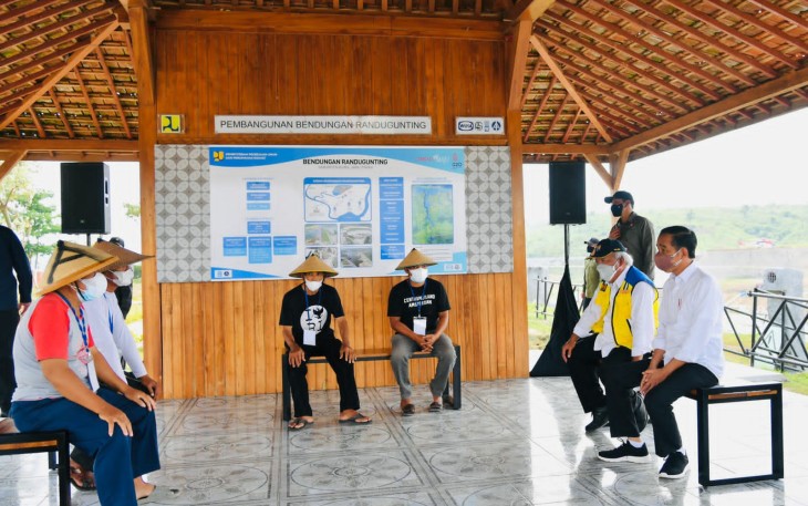 Jokowi berdialog dengan petani sekitar Bendungan Randugunting Blora.