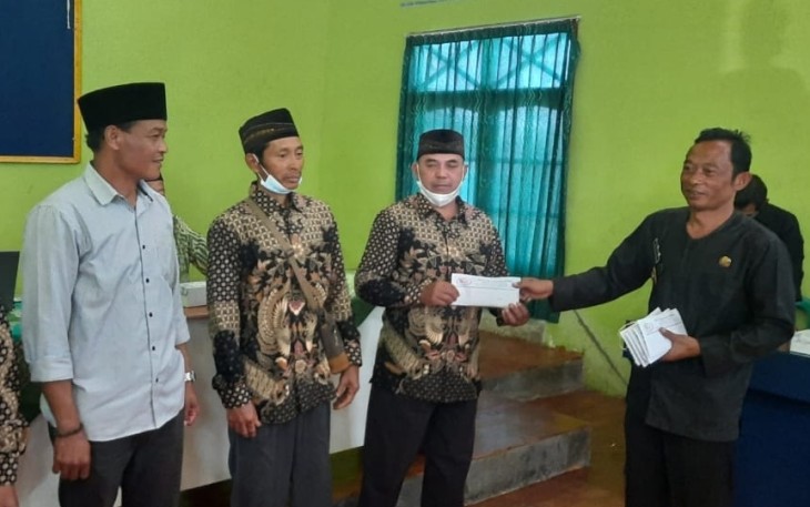 Kepala Desa Berjo, Suyatno saat membagikan dana Rp 10 juta dari hasil laba BUMDes Berjo, kepada tiap Ketua RT (Kamis, 6/1/2022)