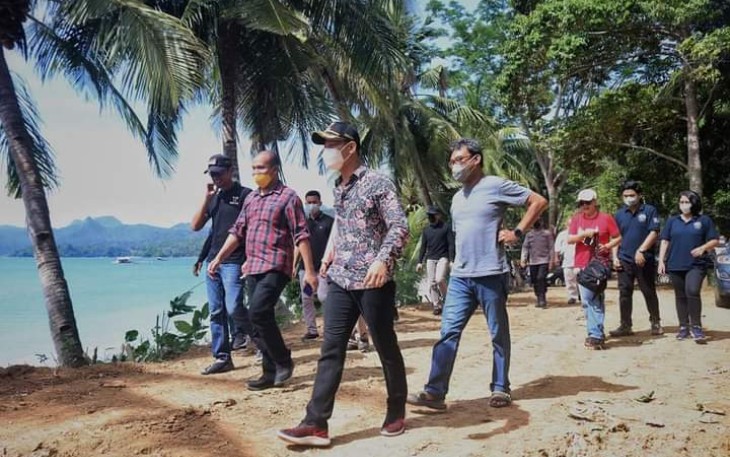 Bupati Trenggalek, Mochamad Nur Arifin, saat mendampingi, Samsu Rizal, di pantai Patok Sawo, kawasan pantai mutiara, Desa Tasikmadu, Kecamatan Watilimo, Kabupaten Trenggalek, Sabtu (8/1/2022) (Foto : Hardi Rangga, klikwarta.com)