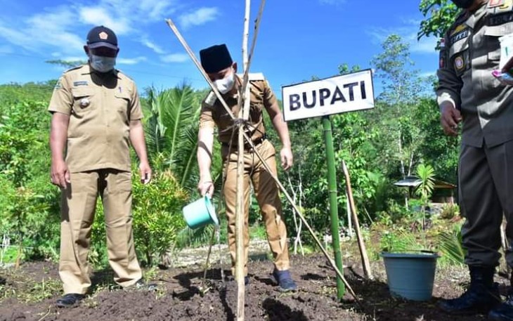 Bupati Trenggalek, Mochamad Nur Arifin, saat menanam pohon di Desa Wisata, Kali Temon, Desa Ngares, Kecamatan Trenggalek, Kabupaten Trenggalek, Senin (10/1/2022).