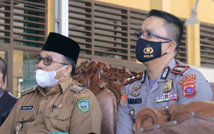 Bupati Pasaman H. Benny Utama usai mengikuti vidcon bersama kapolri di SMA 1 Lubuk Sikaping