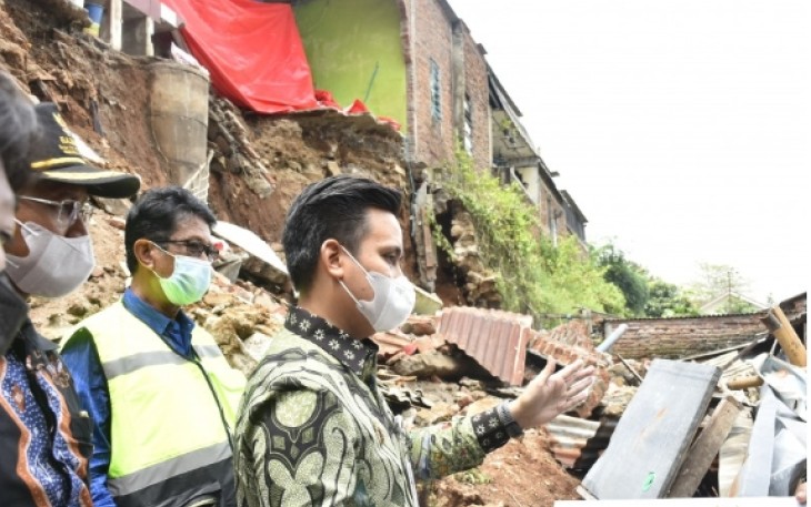 Bupati Kendal Dico M. Ganinduto melihat langsung kondisi rumah yang mengalami longsor termasuk melihat kondisi rumah yang terkena longsoran bangunan rumah.