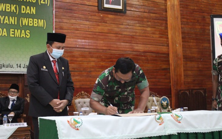 Penandatanganan Pencanangan Pembangunan Zona Integritas Korem 041/Gamas Bersama Pemprov Bengkulu