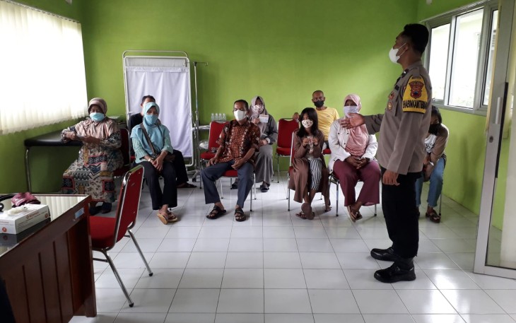 Kapolsek Weleri saat melalukan pemantauan pelaksanaan vaksinasi di Puskesmas Weleri 2, Kendal