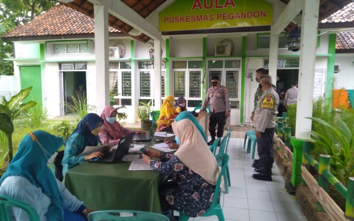 Pelaksanaan kegiatan pengamanan dan monitoring vaksinasi covid-19 untuk masyarakat di Puskesmas Pegandon, oleh Polsek Pegandon bersama Koramil